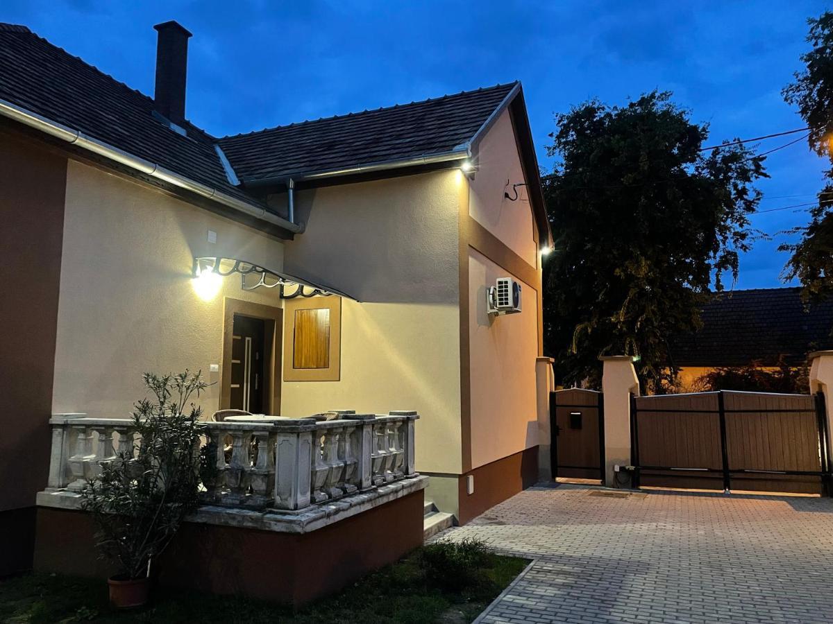 Kovács Apartmanház Kiskunhalas Exterior foto